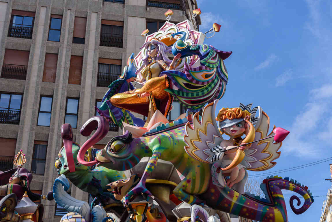 Valencia - fallas 2023 - 9 premio - falla Av. Reino de Valencia-Duque de Calabria - Llámalo amor llámalo 04.jpg